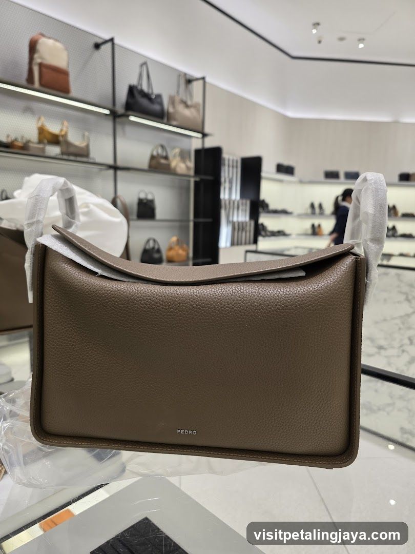 Pedro Handbag Display