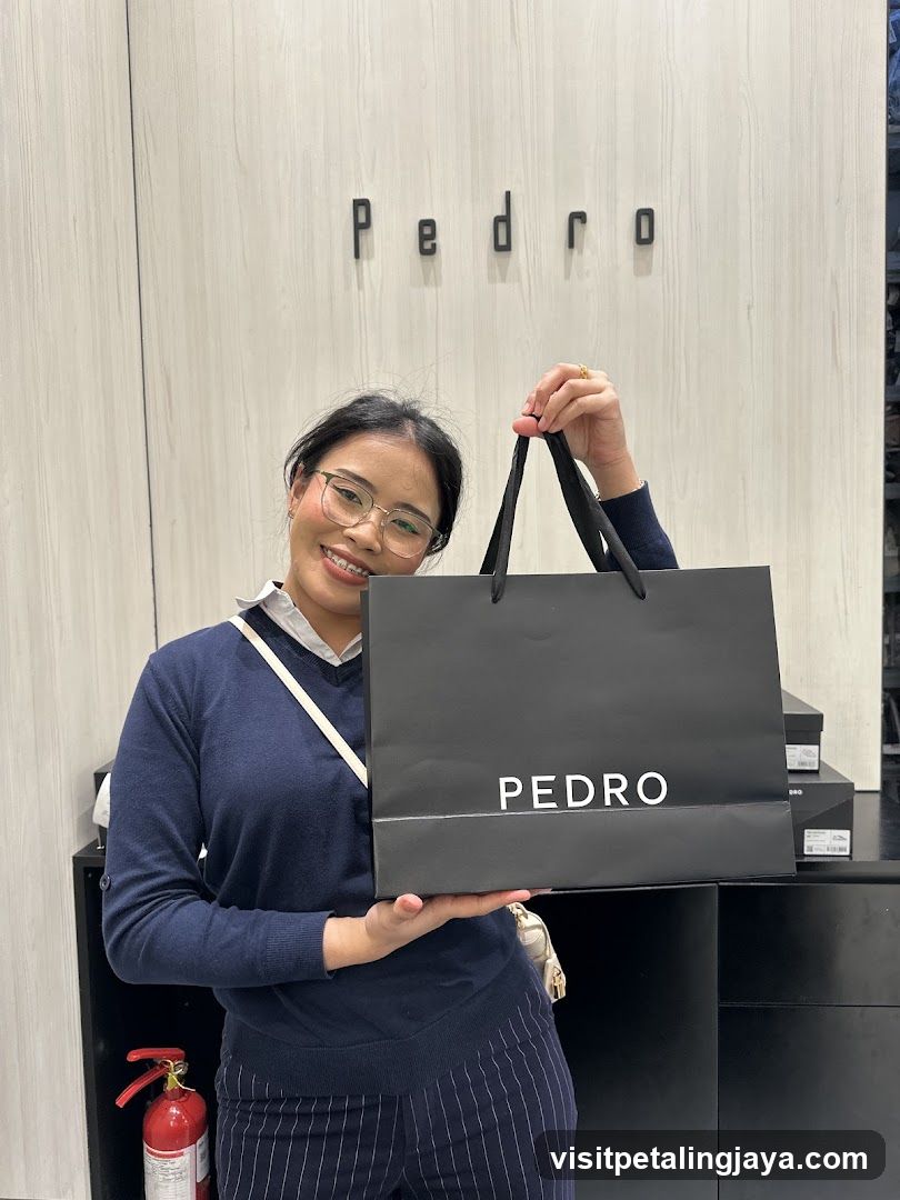 Woman holding Pedro shopping bag