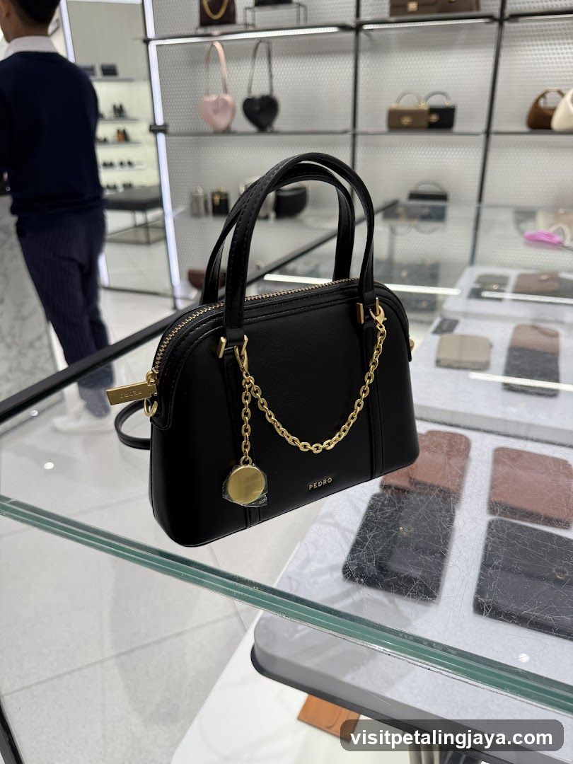 Black Handbag Display