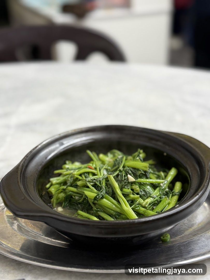 Stir-fried Water Spinach in Clay Pot