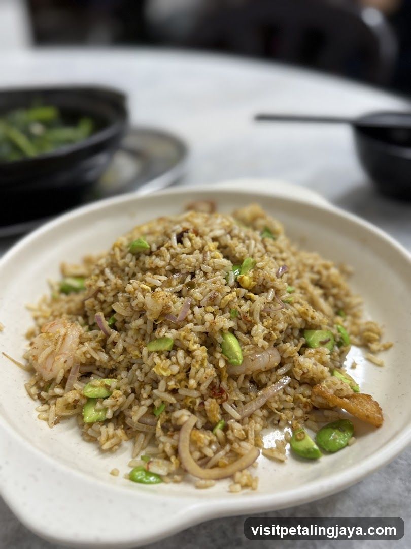 Fried Rice with Shrimp and Peanuts