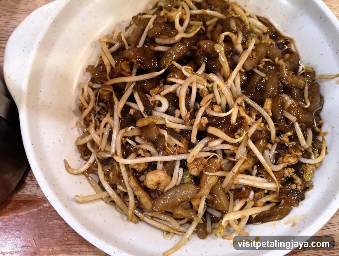 Stir-fried Rice Noodles with Bean Sprouts