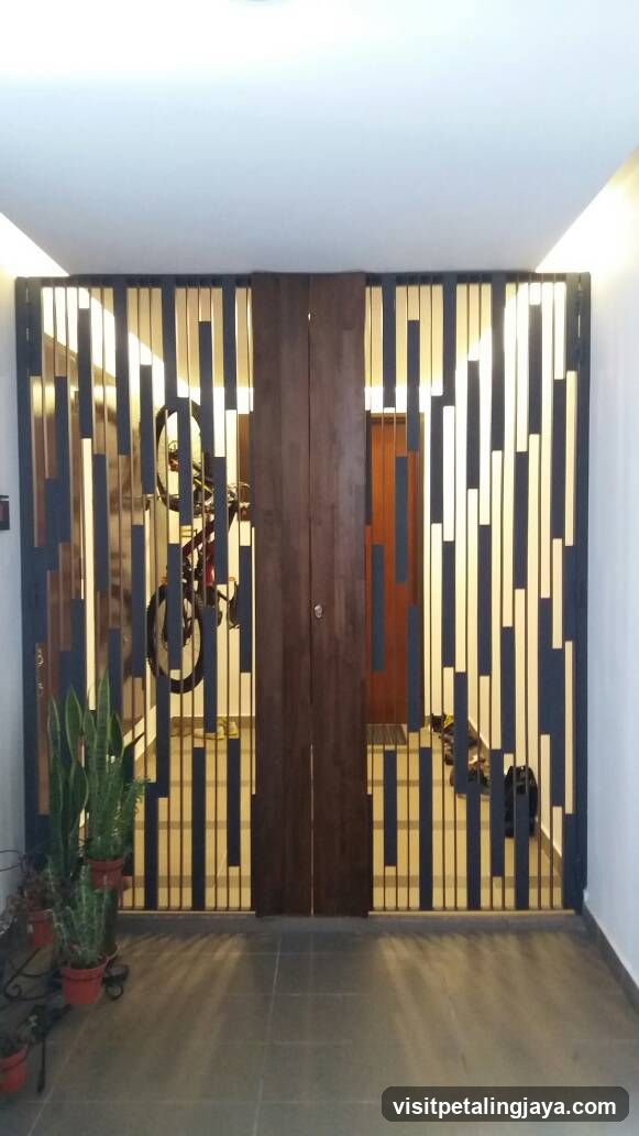 Interior Entrance with Slatted Partition