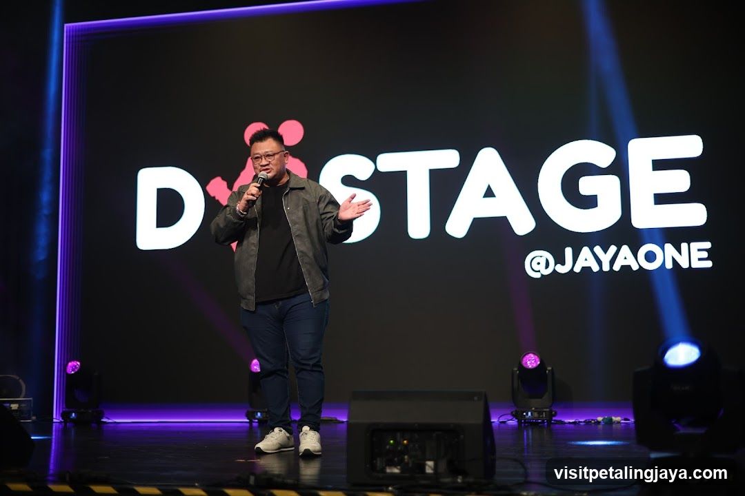 Speaker on Stage at Dastage Event