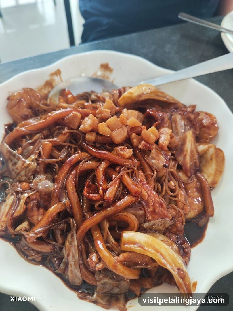 Stir-fried Noodles with Meat and Vegetables