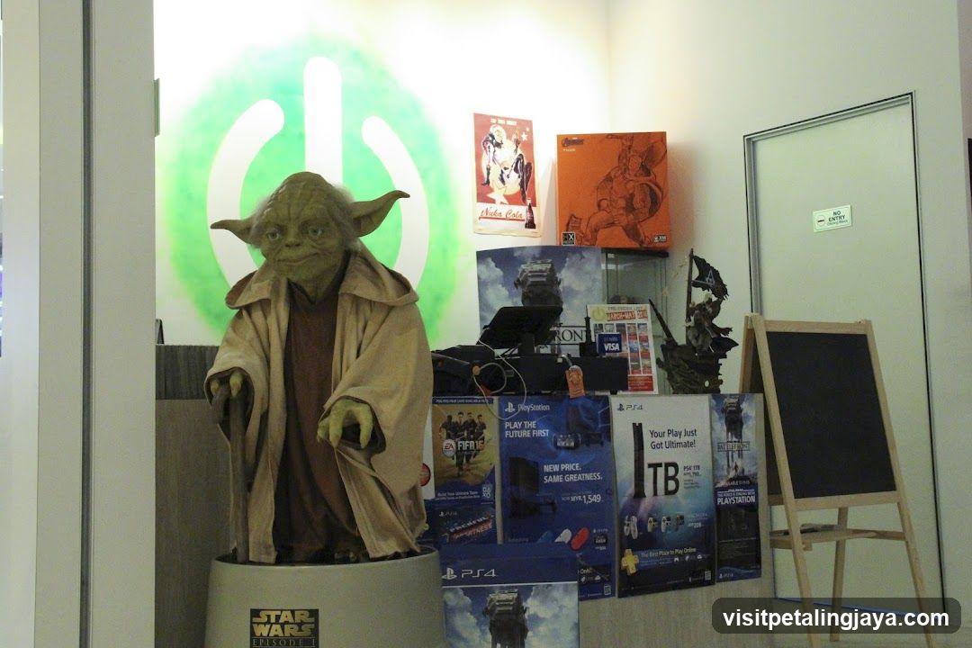 Yoda Statue Display