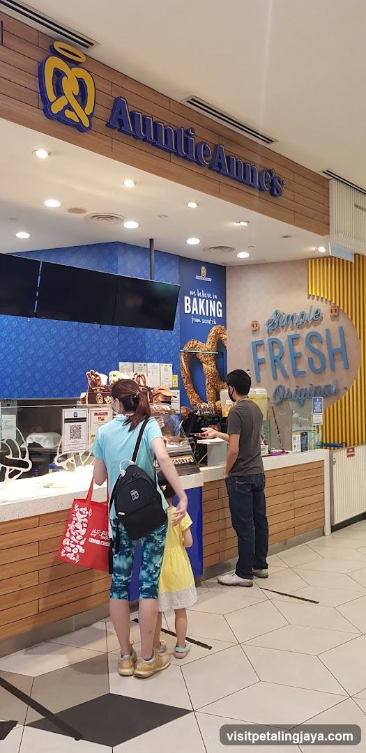Auntie Anne's Store Interior