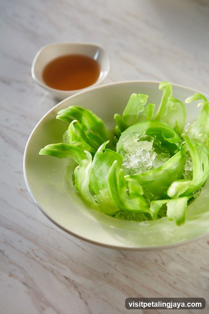 Fresh Lettuce with Ice and Sauce