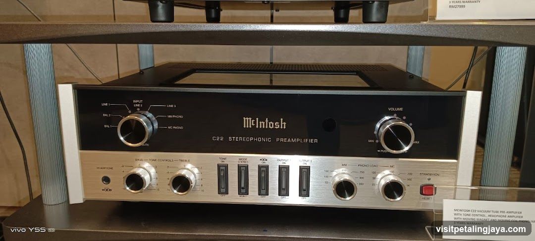 McIntosh C22 Stereophonic Preamplifier Display