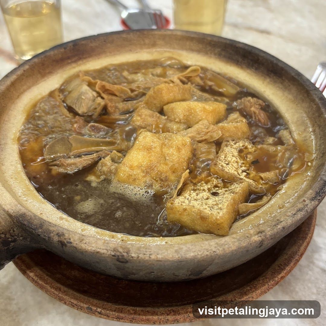 Clay Pot Stew with Tofu and Meat