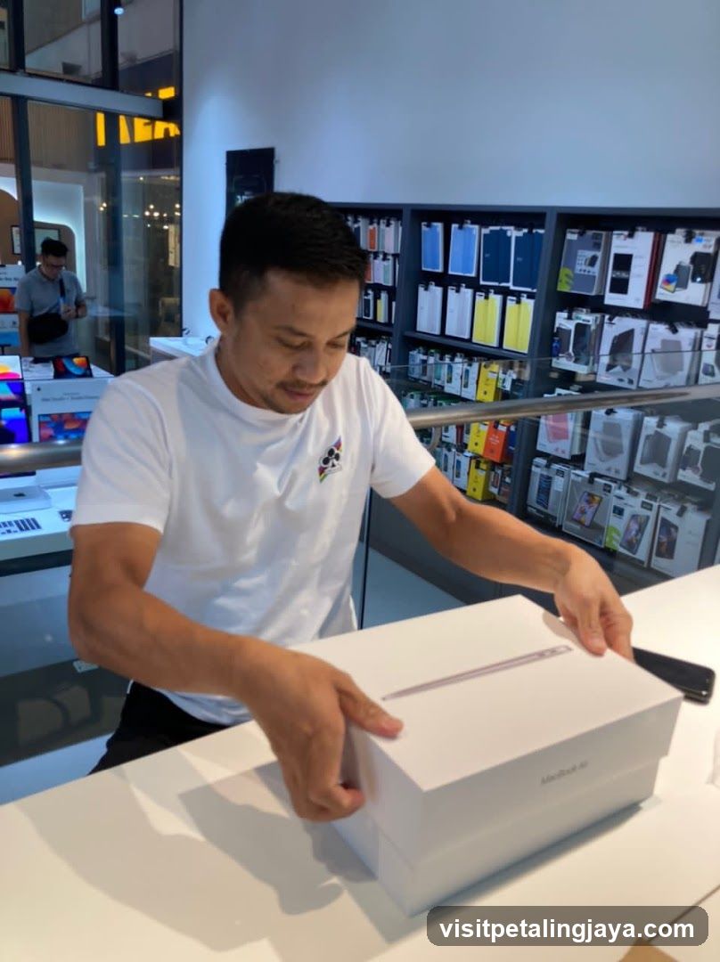 Unboxing MacBook Air in Store