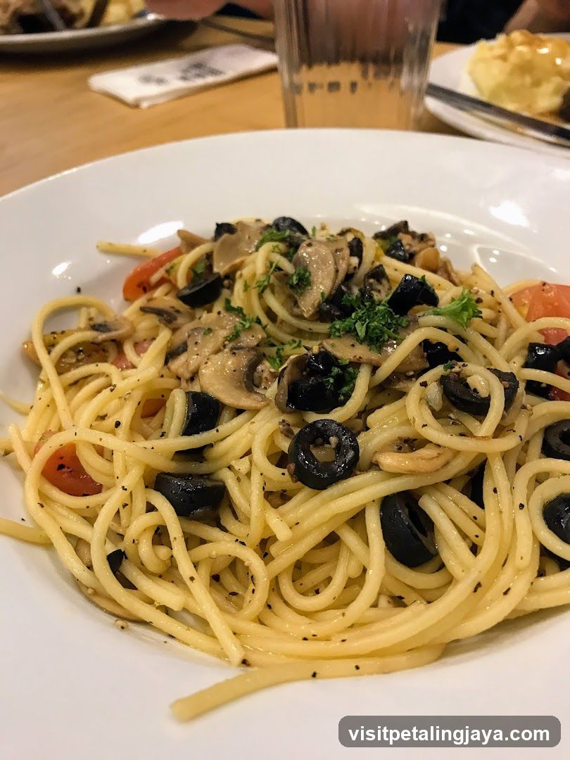 Spaghetti with Mushrooms and Olives