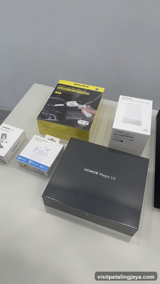 Honor Magic V3 and Accessories Display
