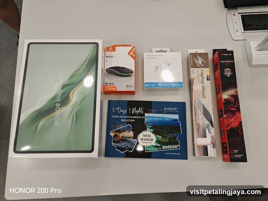 Honor MagiPad 2 and Accessories Display
