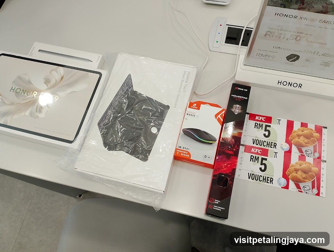 Honor X9c and Accessories Display