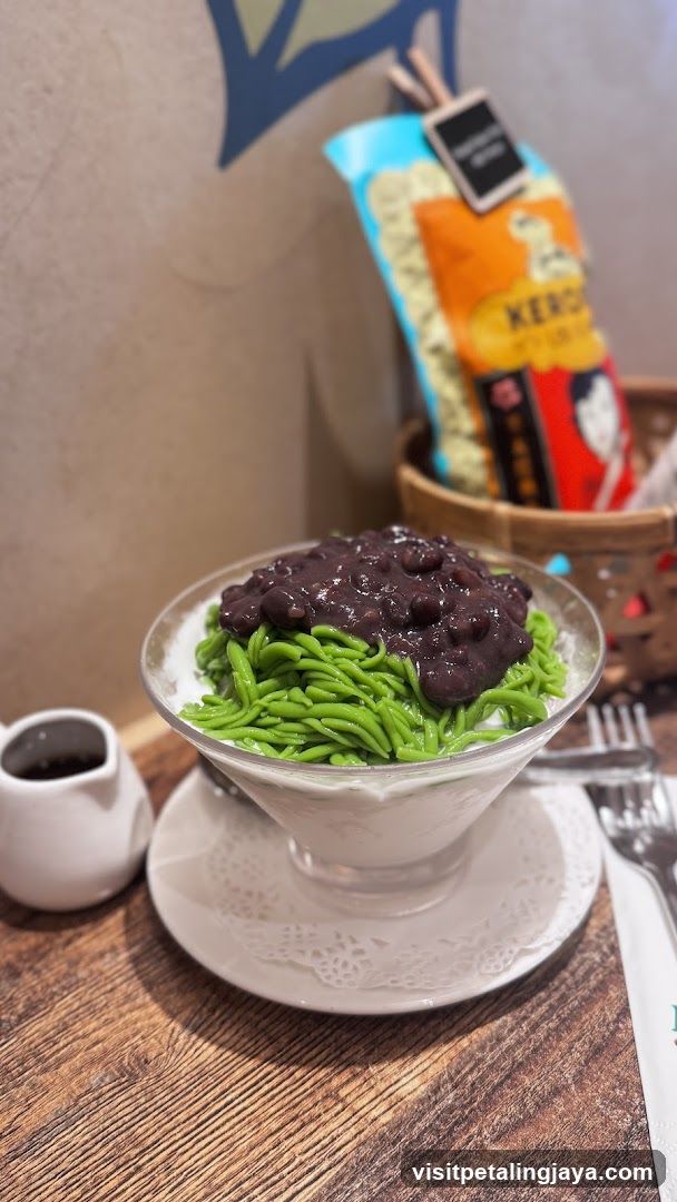 Green Noodle Dessert with Black Bean Topping