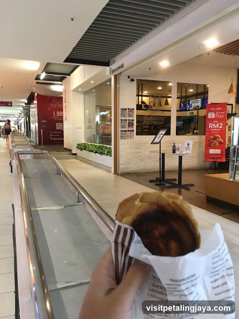 Food in Mall Corridor