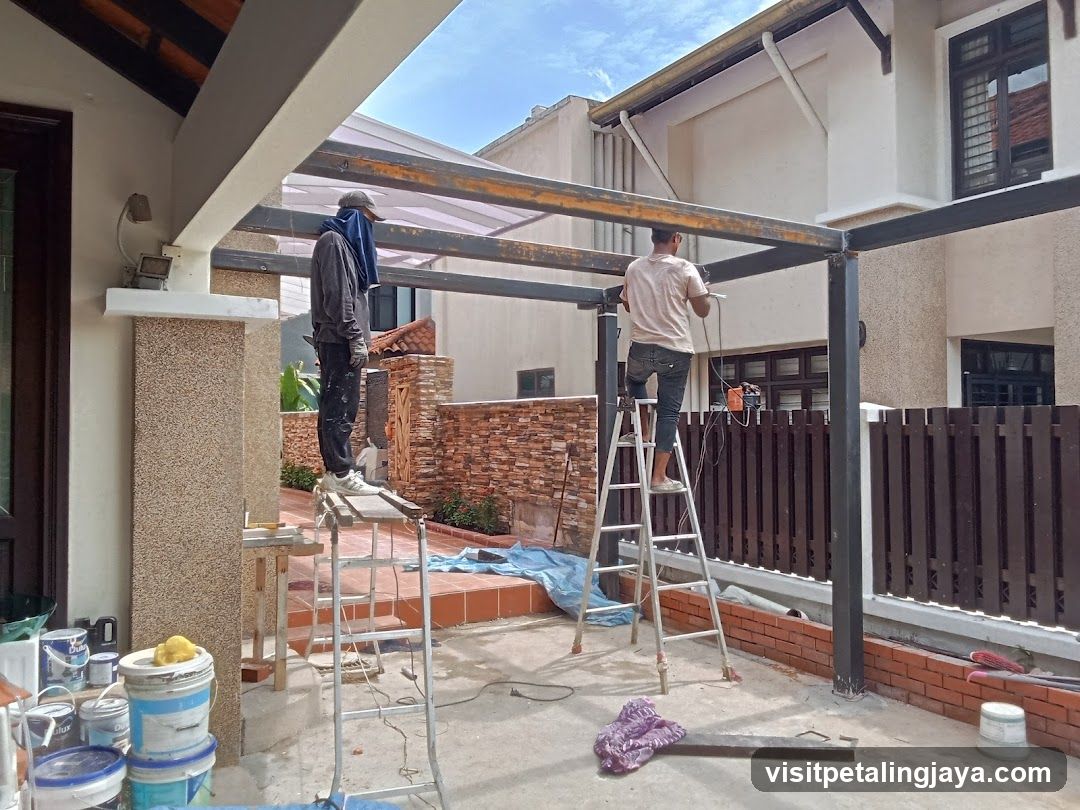 Construction of metal roof structure