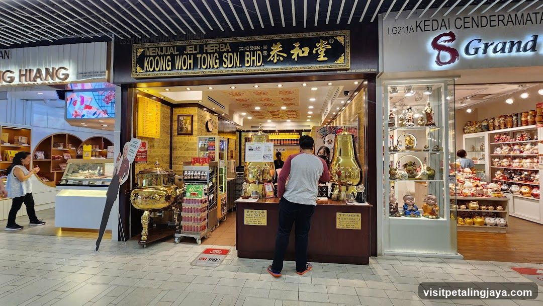 Koong Woh Tong Shop Interior