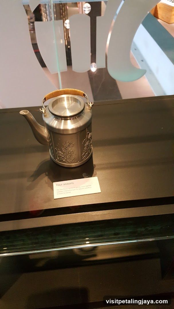 Four Seasons Teapot Display