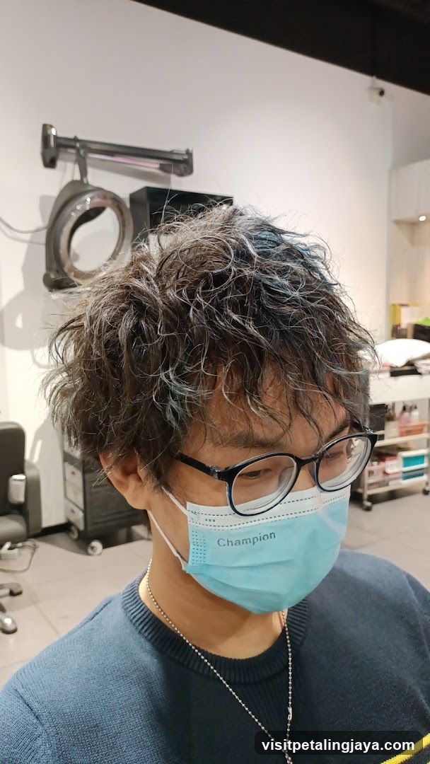 Person with mask and glasses in salon interior