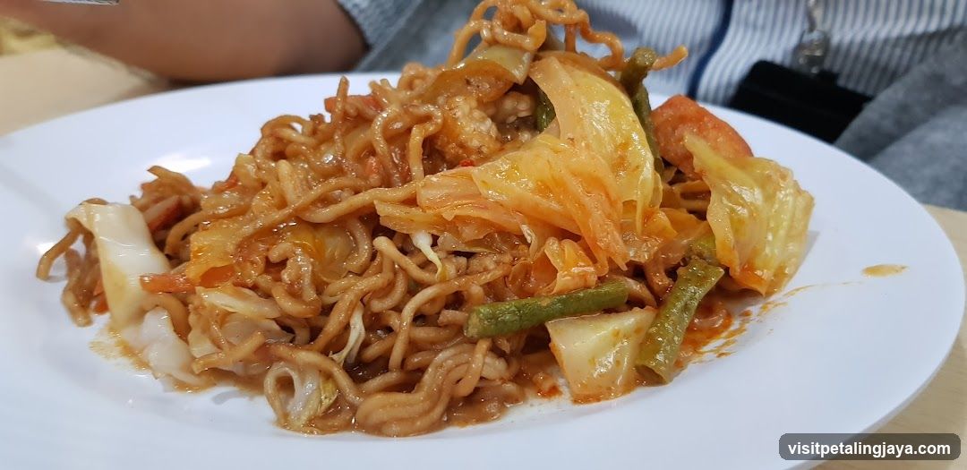 Spicy Ramen with Kimchi and Vegetables