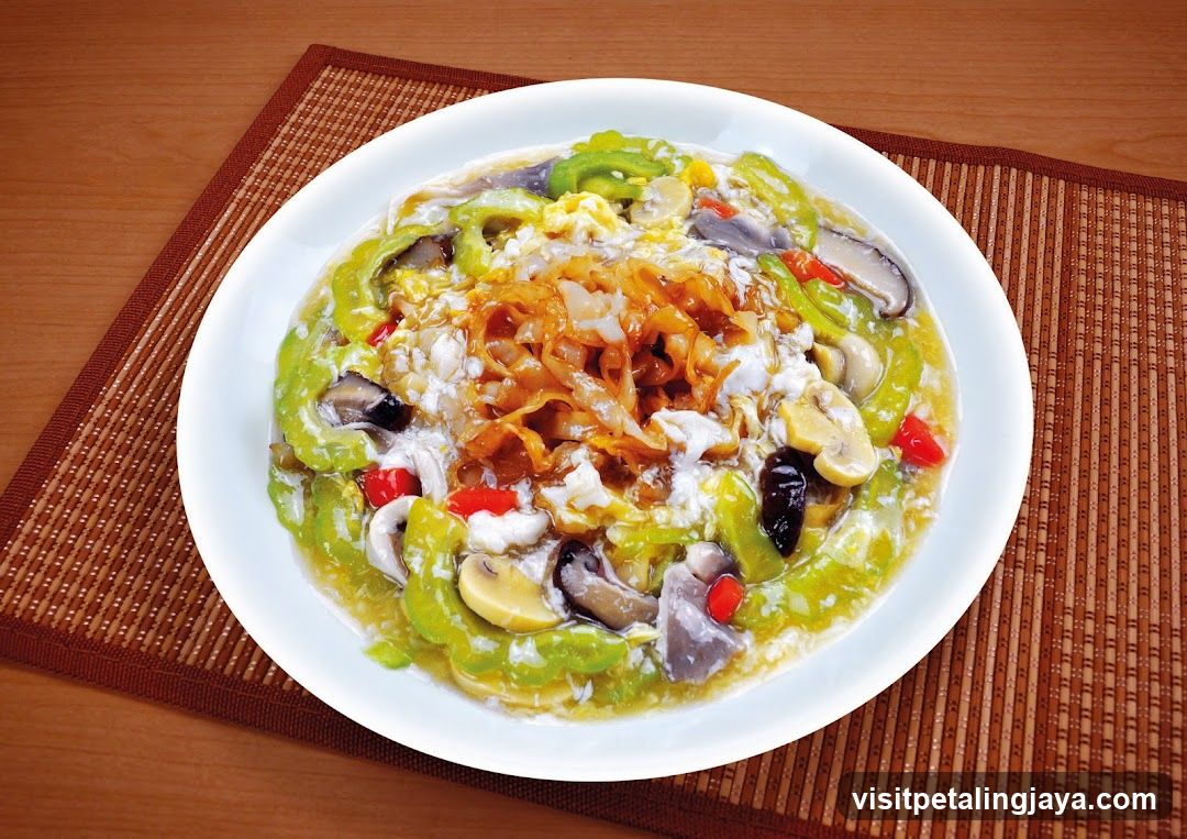 Stir-fried Vegetable Dish with Mushrooms and Egg