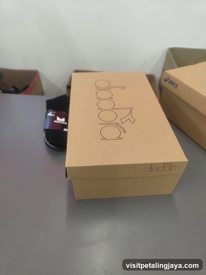 Diadora Shoe Box with Socks