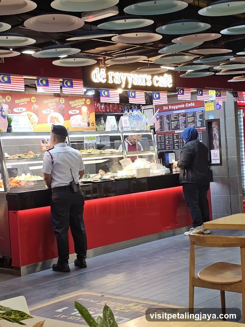 de rayyans cafe interior