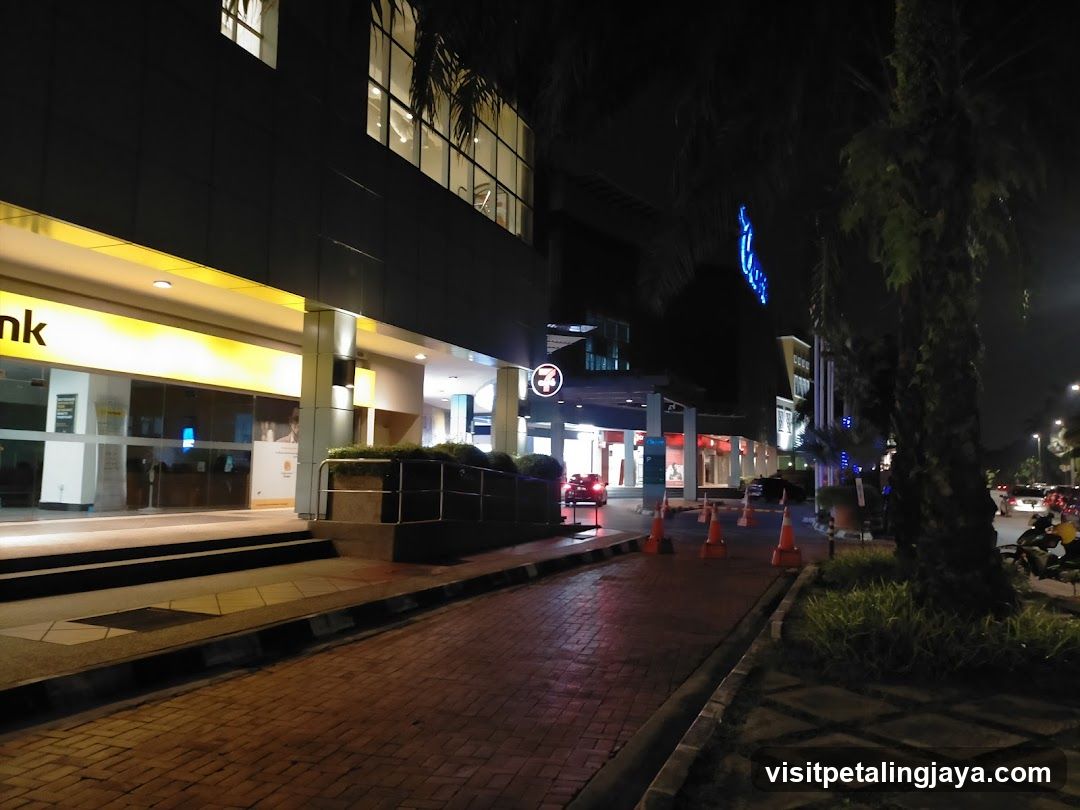 7CAFé by 7-Eleven The Curve Mall (#735)