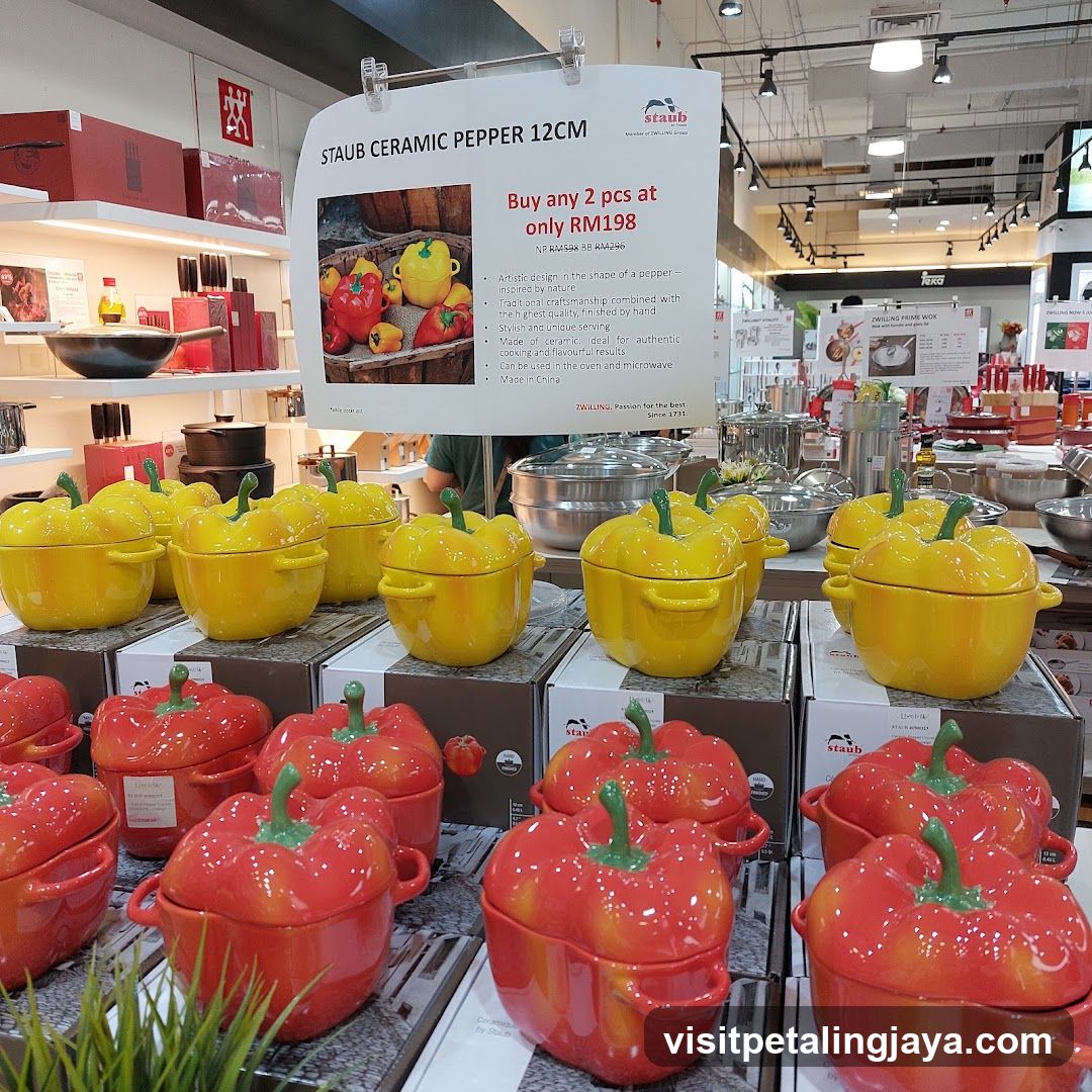 Staub Ceramic Pepper Cookware Display