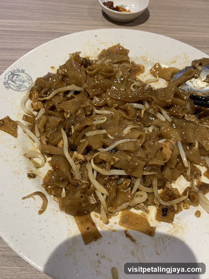 Plate of stir-fried noodles with bean sprouts