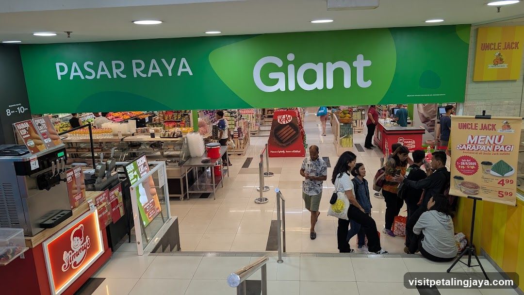 Giant Pasar Raya Interior View