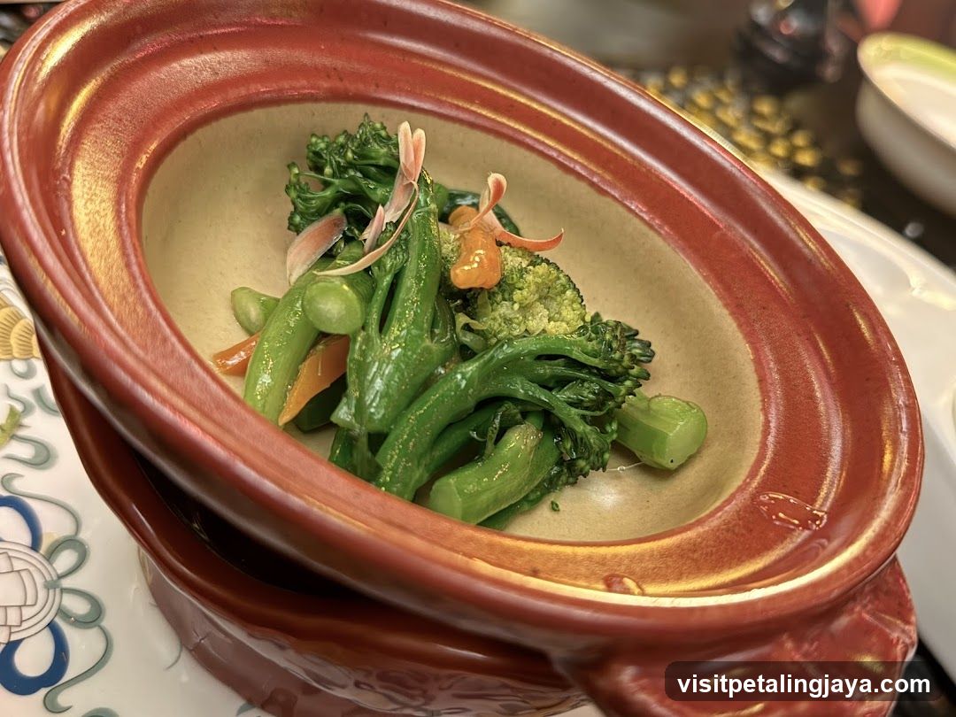 Stir-fried Broccoli with Peas in Clay Pot