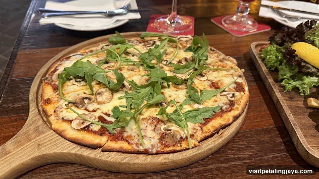Pizza with Arugula and Mushrooms