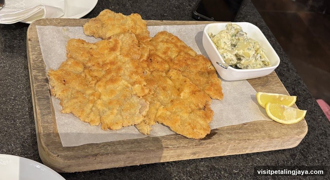 Breaded Meat with Sauce and Lemon