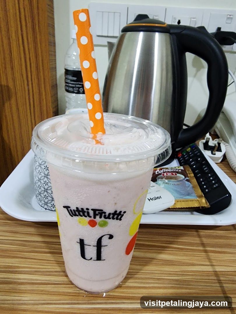 Tutti Frutti Drink with Accessories