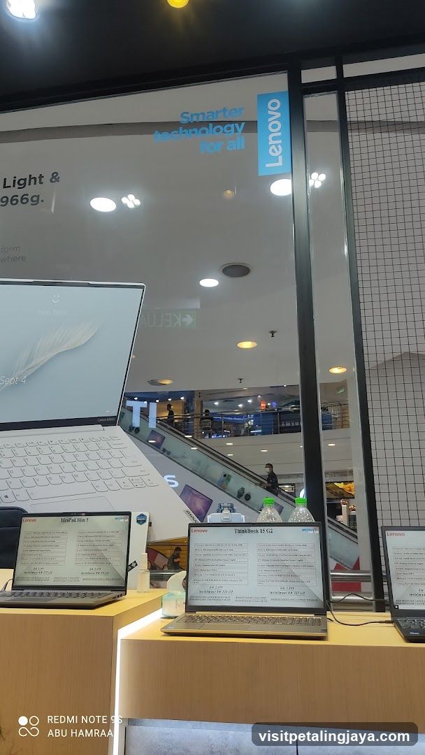 Lenovo Store Display
