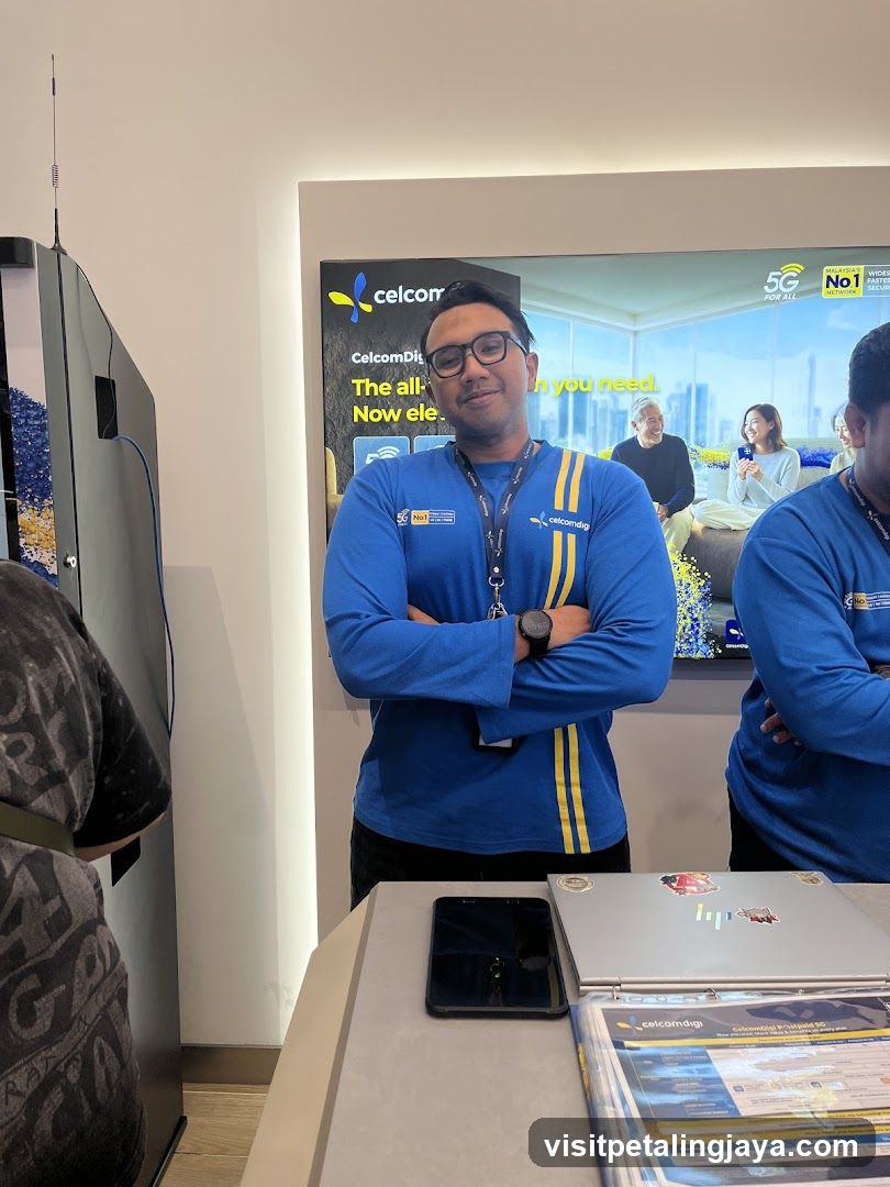 CelcomDigi Store Interior
