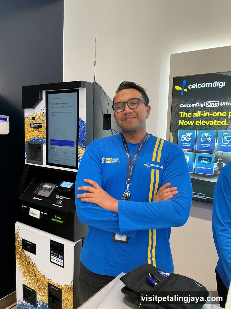 CelcomDigi Staff at kiosk