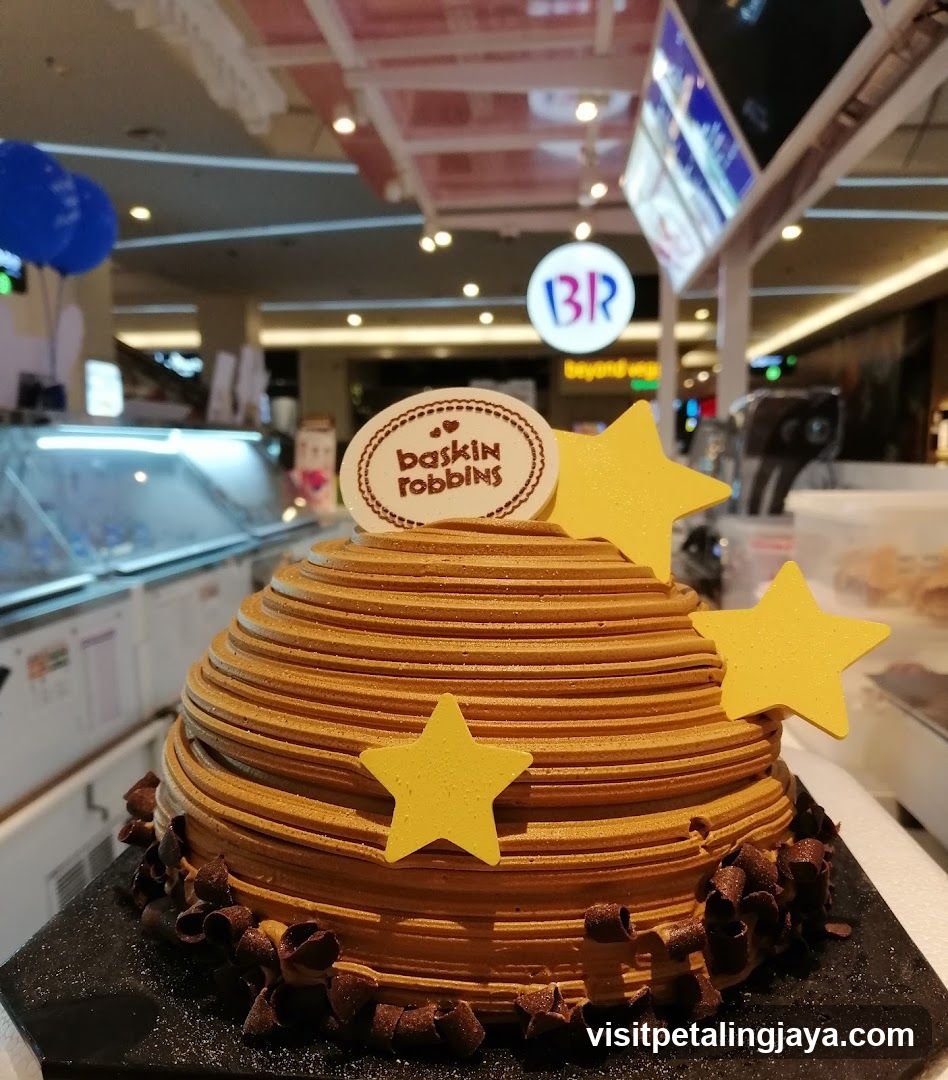 Baskin Robbins Cake Display
