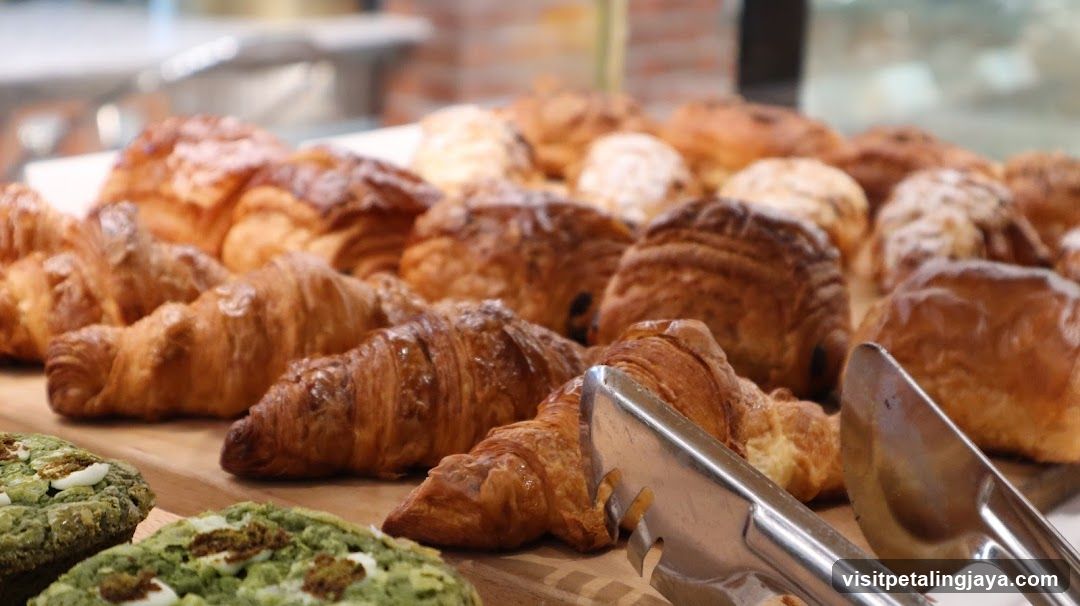 Croissant Display