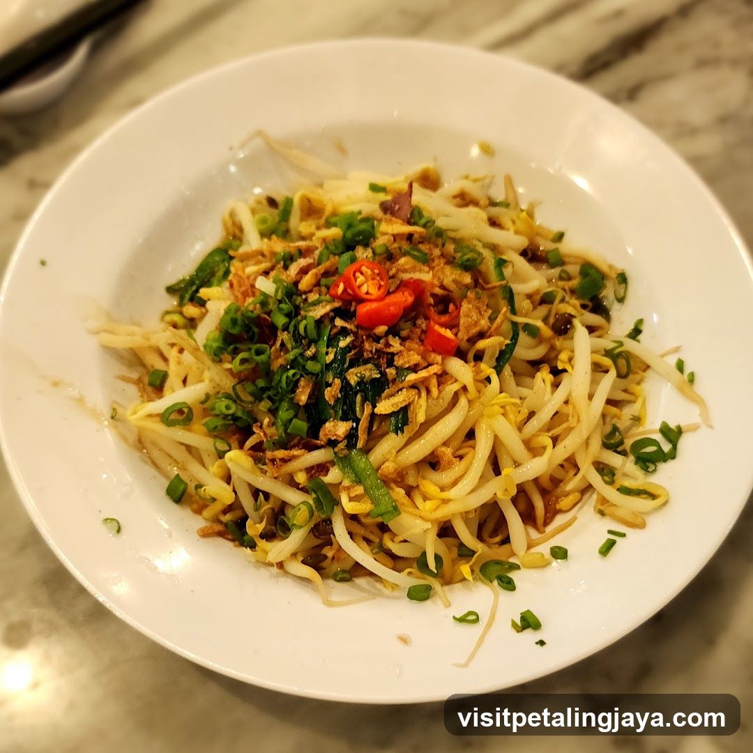 Stir-fried noodles with bean sprouts and chili