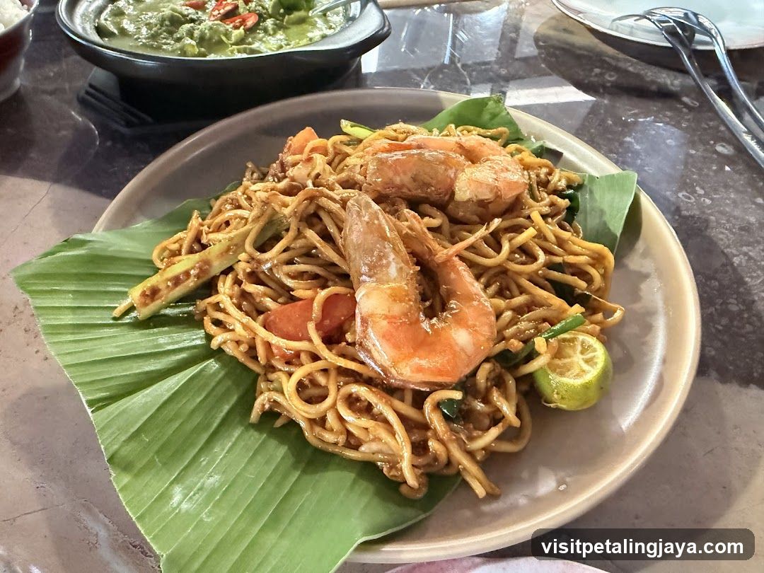 Shrimp Fried Noodles with Banana Leaf