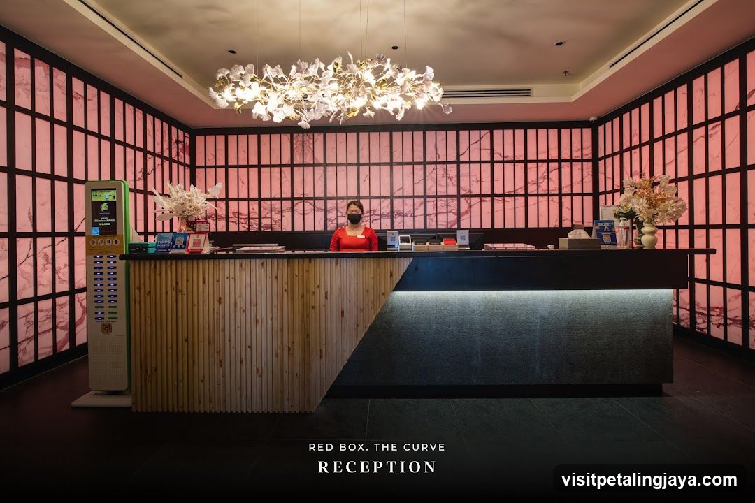 Red Box The Curve Reception