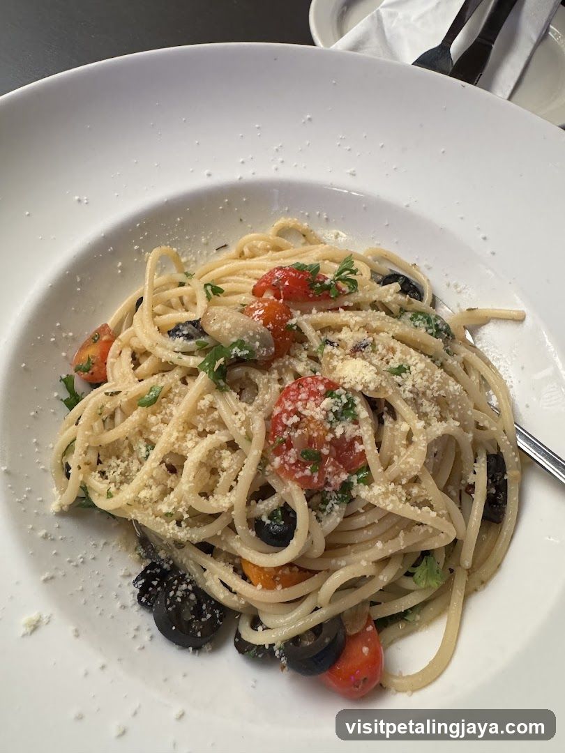 Pasta with Cherry Tomatoes and Olives