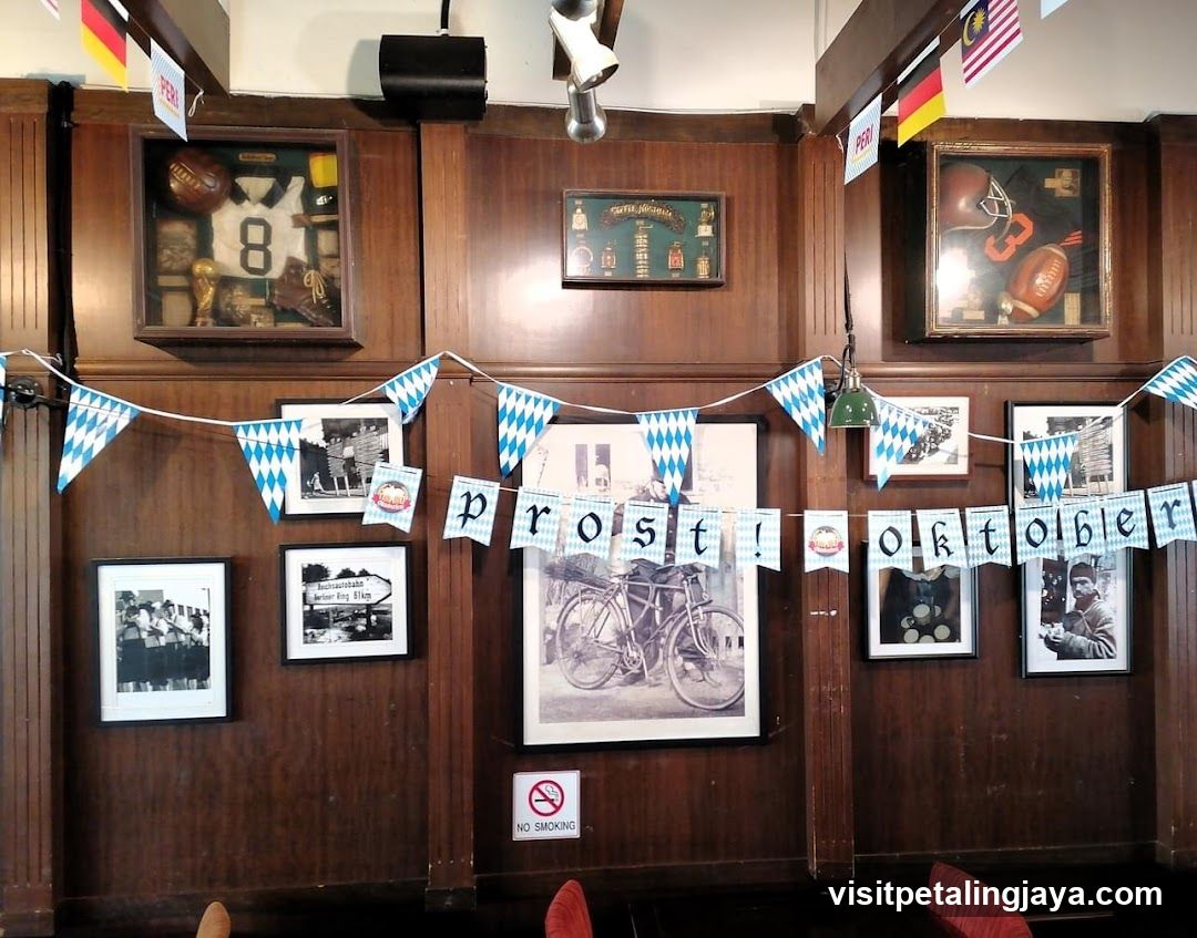 Bavarian Oktoberfest Party Decor