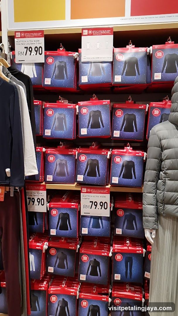 Uniqlo Heattech Display
