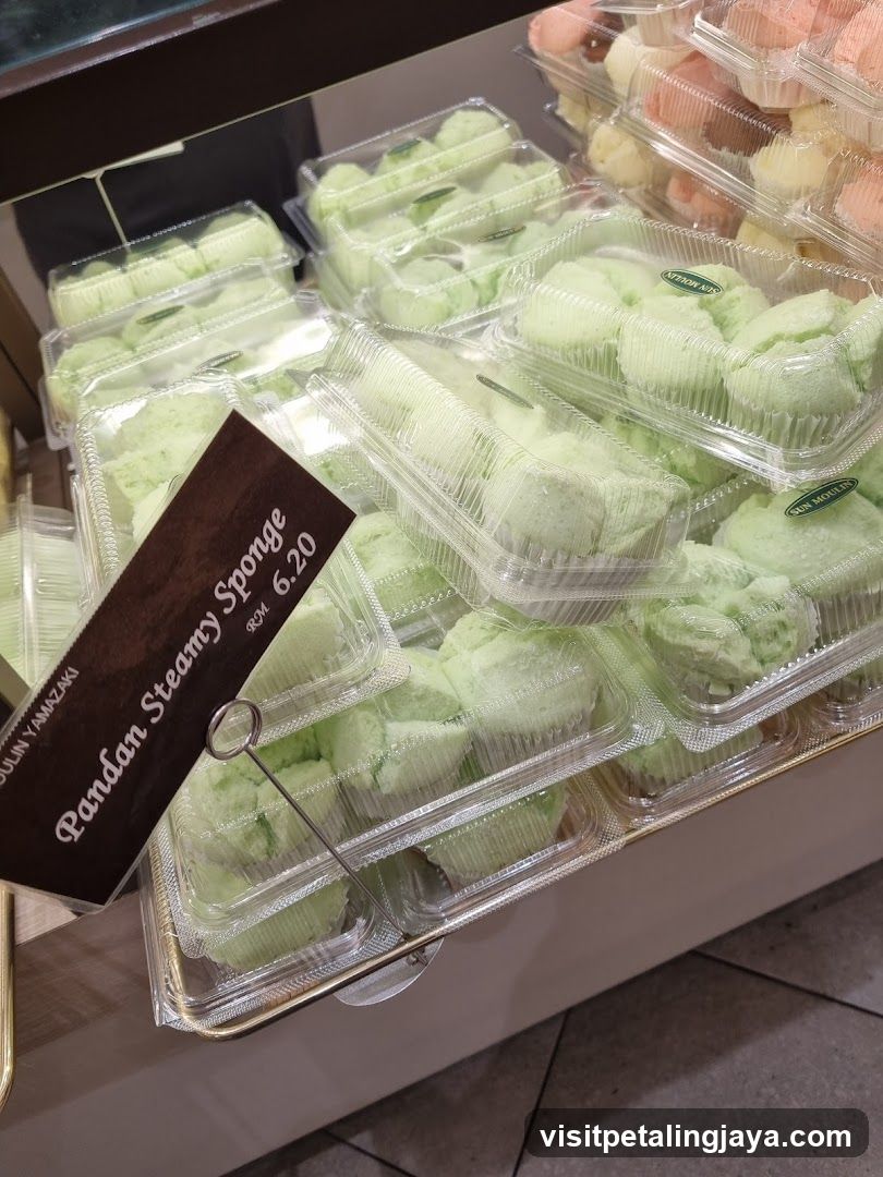 Pandan Steamy Sponge Display