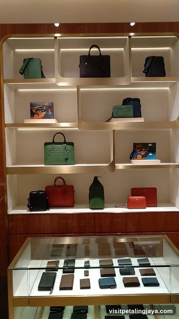 Luxury Handbag Display Shelf